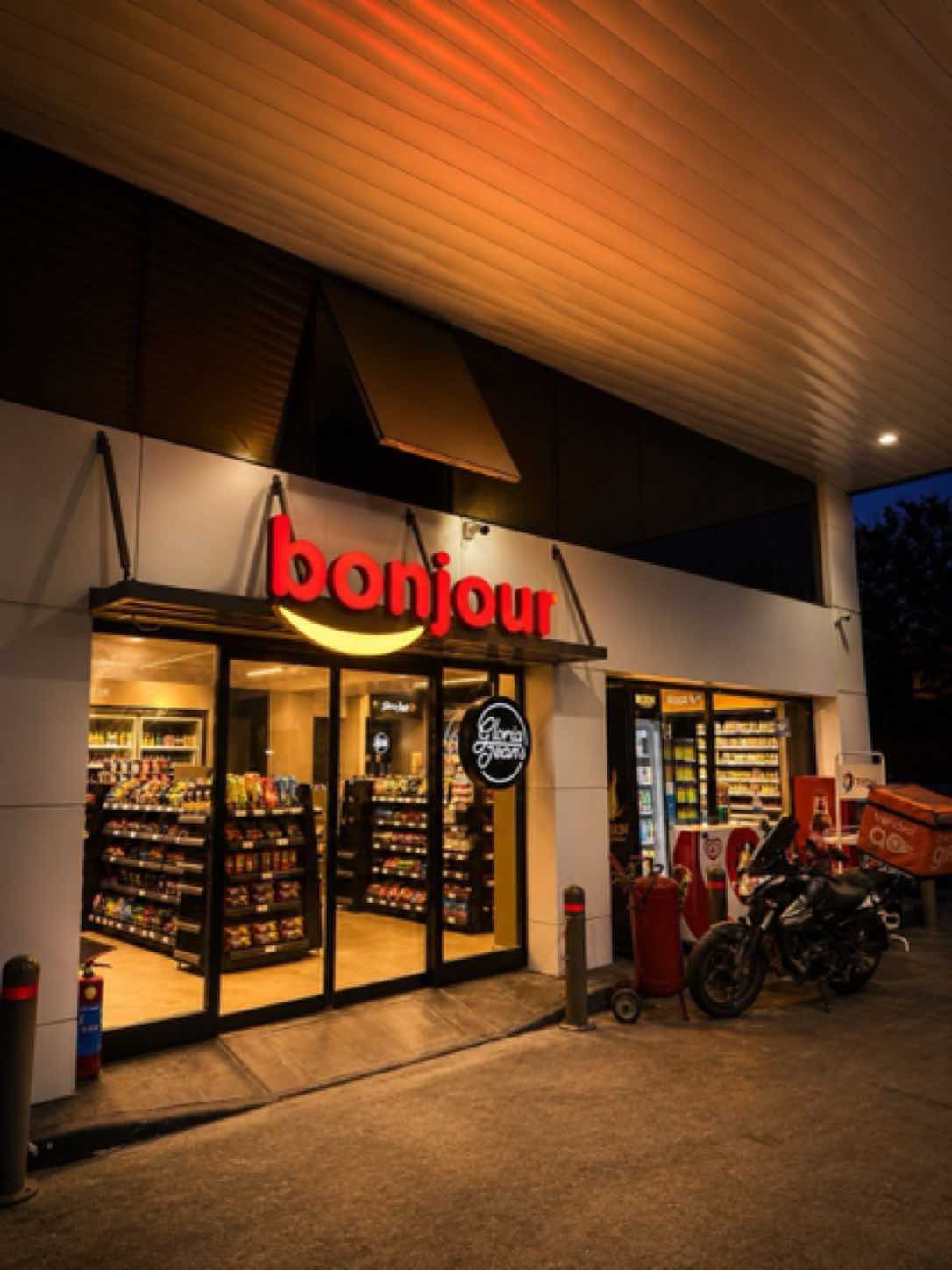 İstasyon marketi dış giriş görünümü