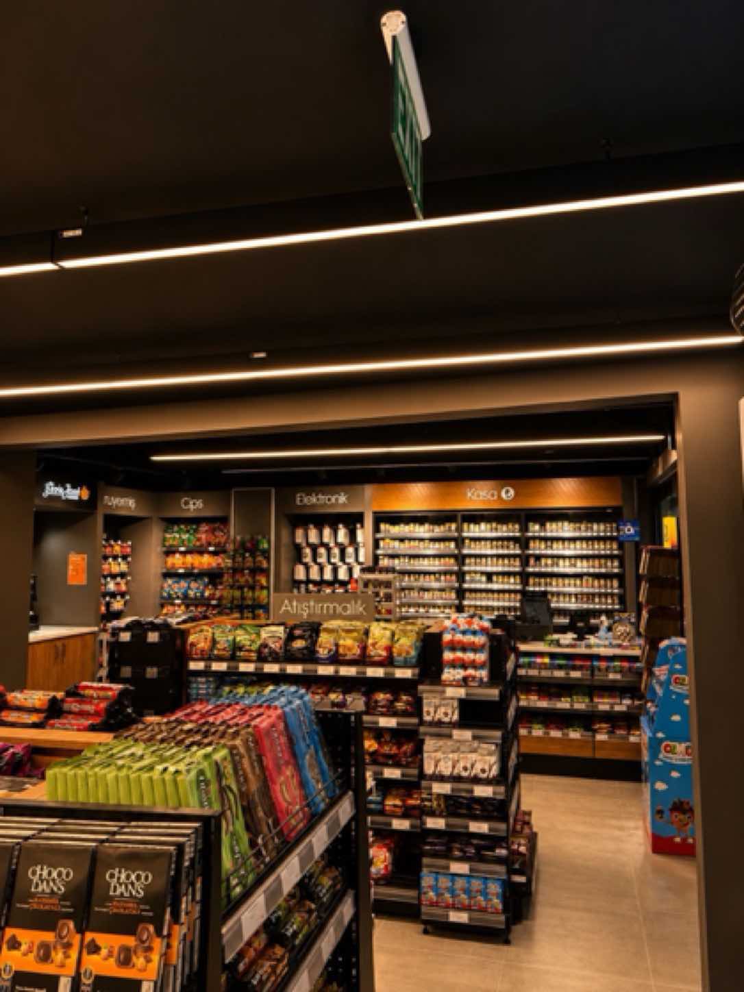İstasyon marketi iç reyon görünümü